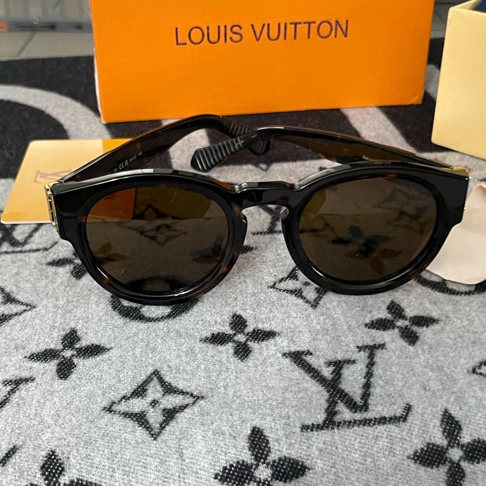 Louis Vuitton Black Round Sunglasses